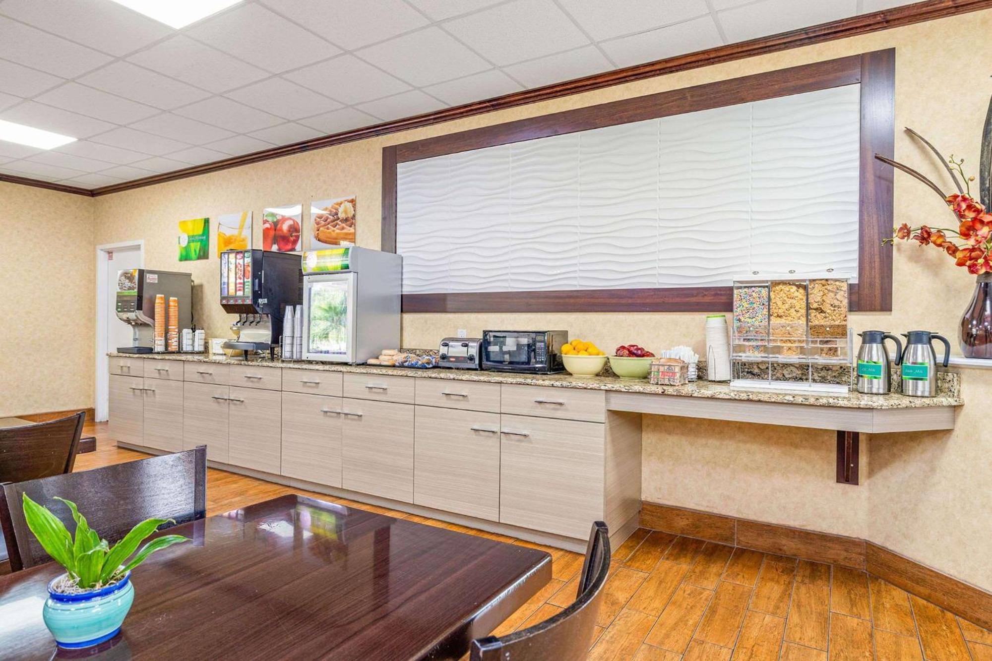 Quality Inn & Suites Tampa-Ybor City Extérieur photo